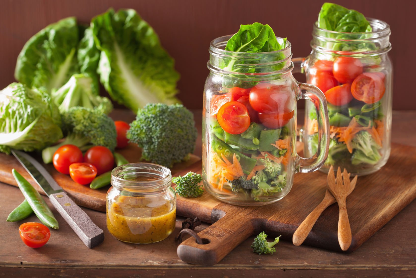 How To Build A Mason Jar Salad (And What To Put In It!)